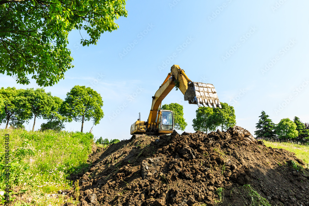 挖掘机在施工现场作业