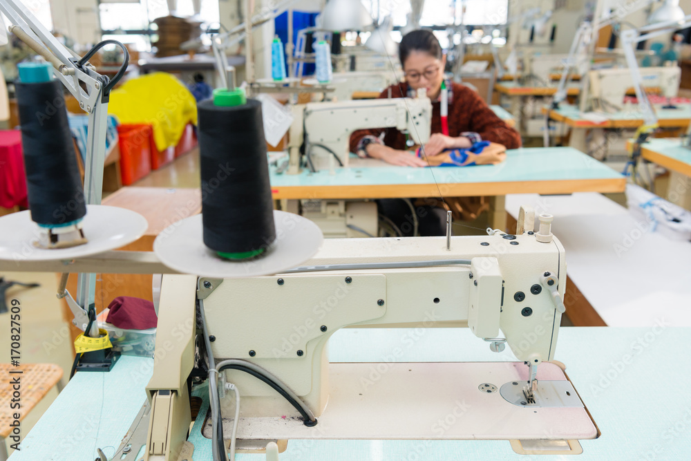 工作室服装缝纫厂裁缝机