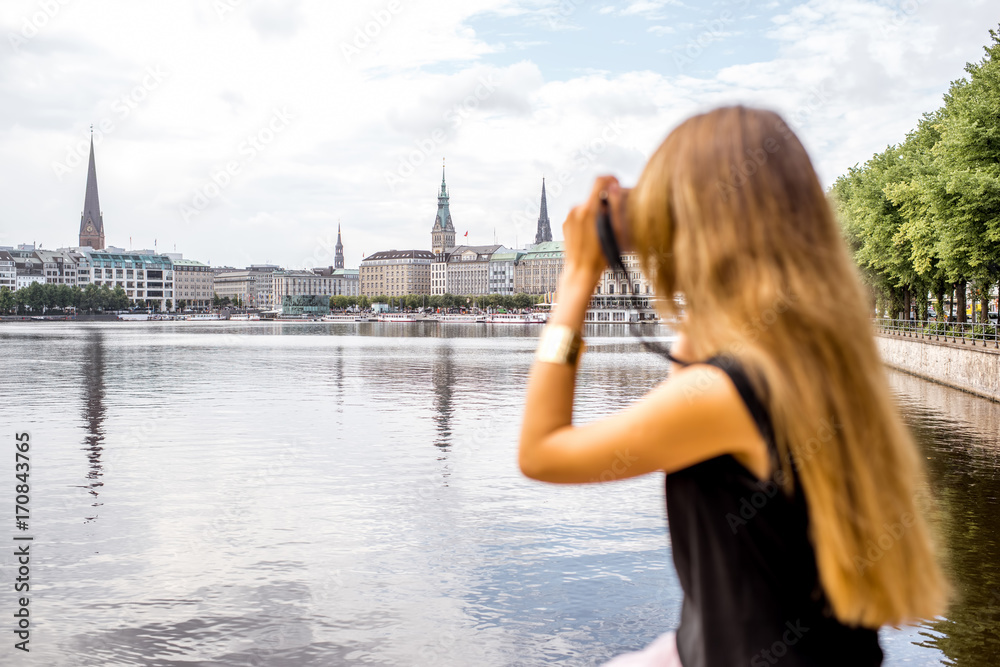 年轻的女游客在德国汉堡老城区欣赏美景