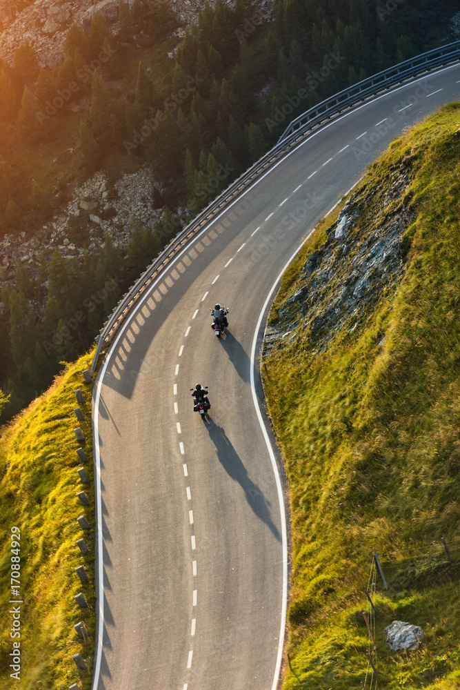 摩托车司机在阿尔卑斯山高速公路上骑行。户外摄影