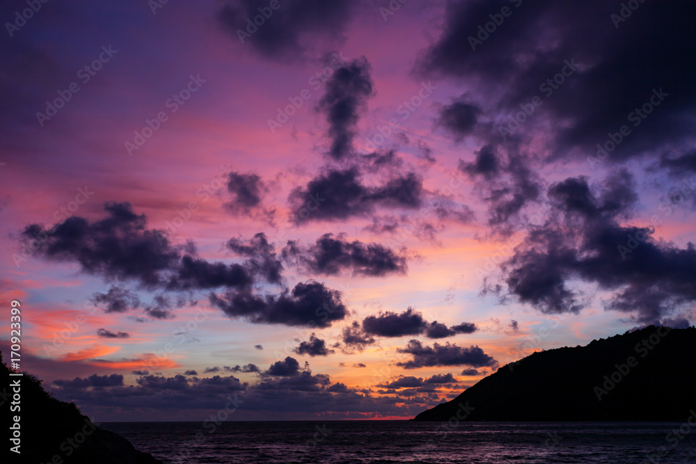泰国普吉岛日落，天空壮观，山上乌云密布，安达曼海