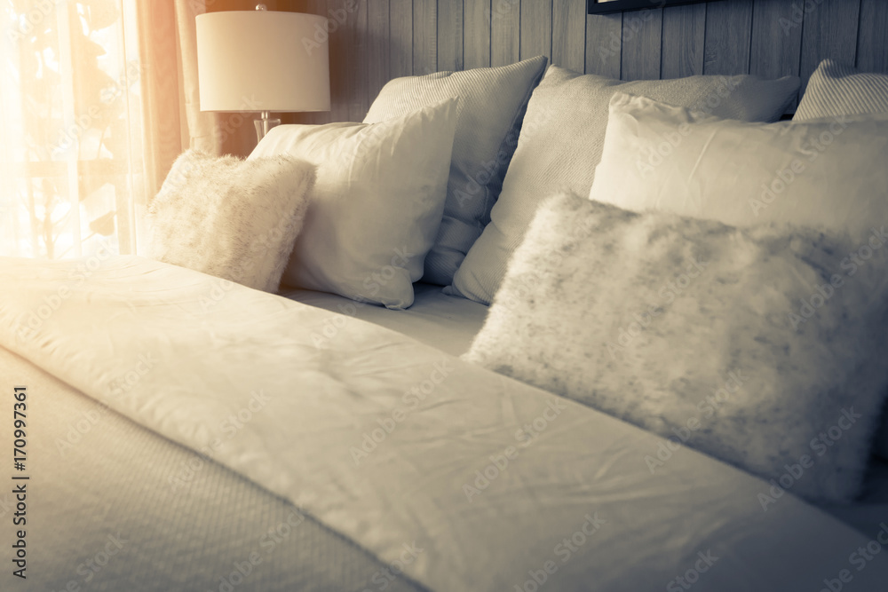 美容室里的女仆，带着干净的白色枕头和床单。特写。阳光下的镜头