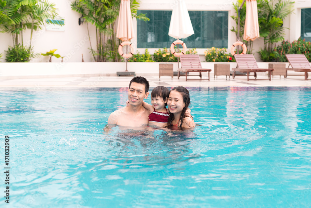 度假理念-游泳池里的幸福家庭