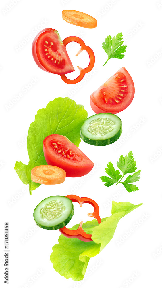 隔离蔬菜混合物。新鲜番茄、黄瓜、胡萝卜、甜椒和生菜叶片（s）