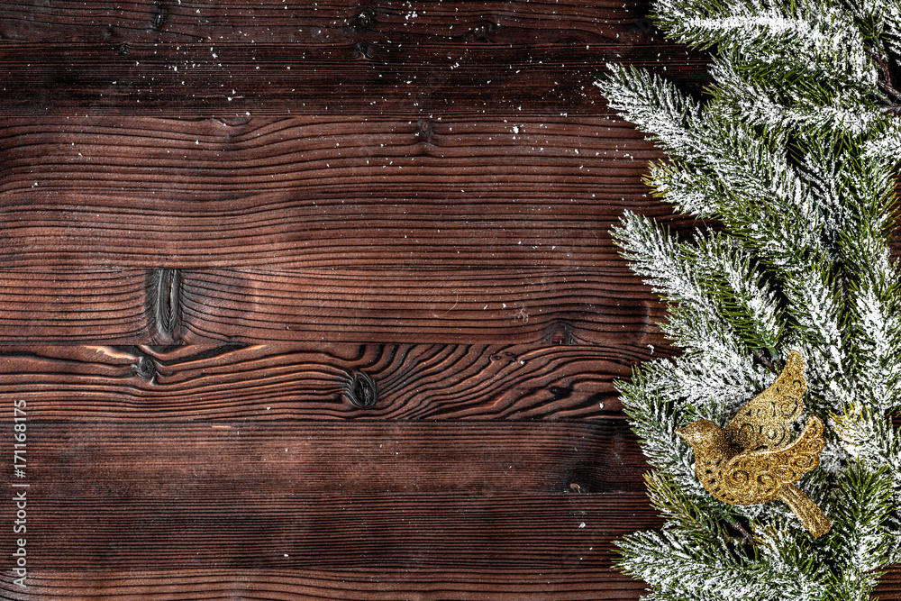 深色木质背景的圣诞装饰品新年生活