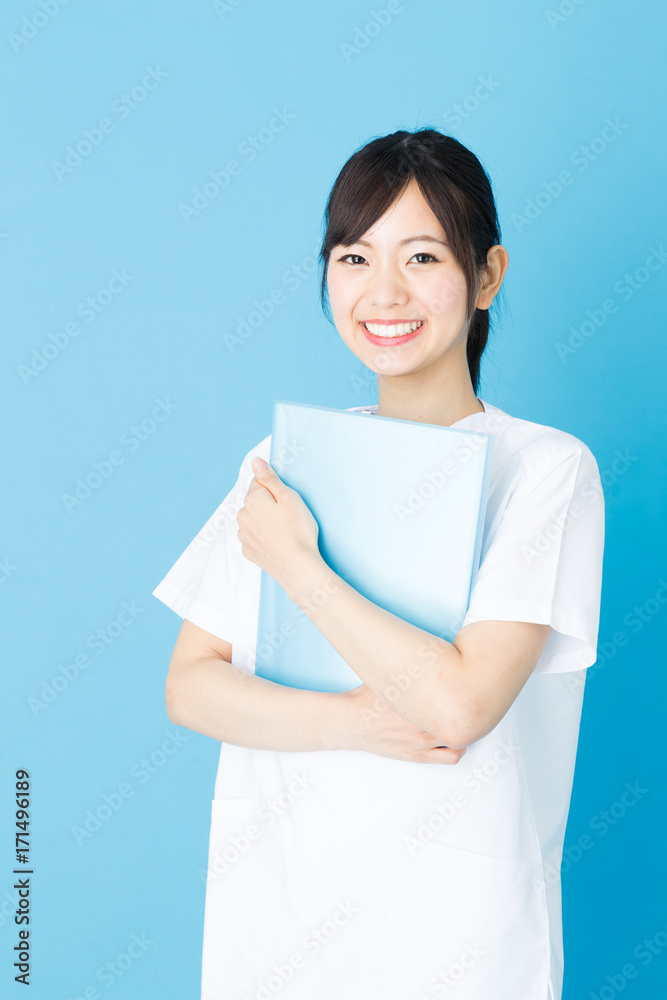 蓝色背景下隔离的亚洲护士画像