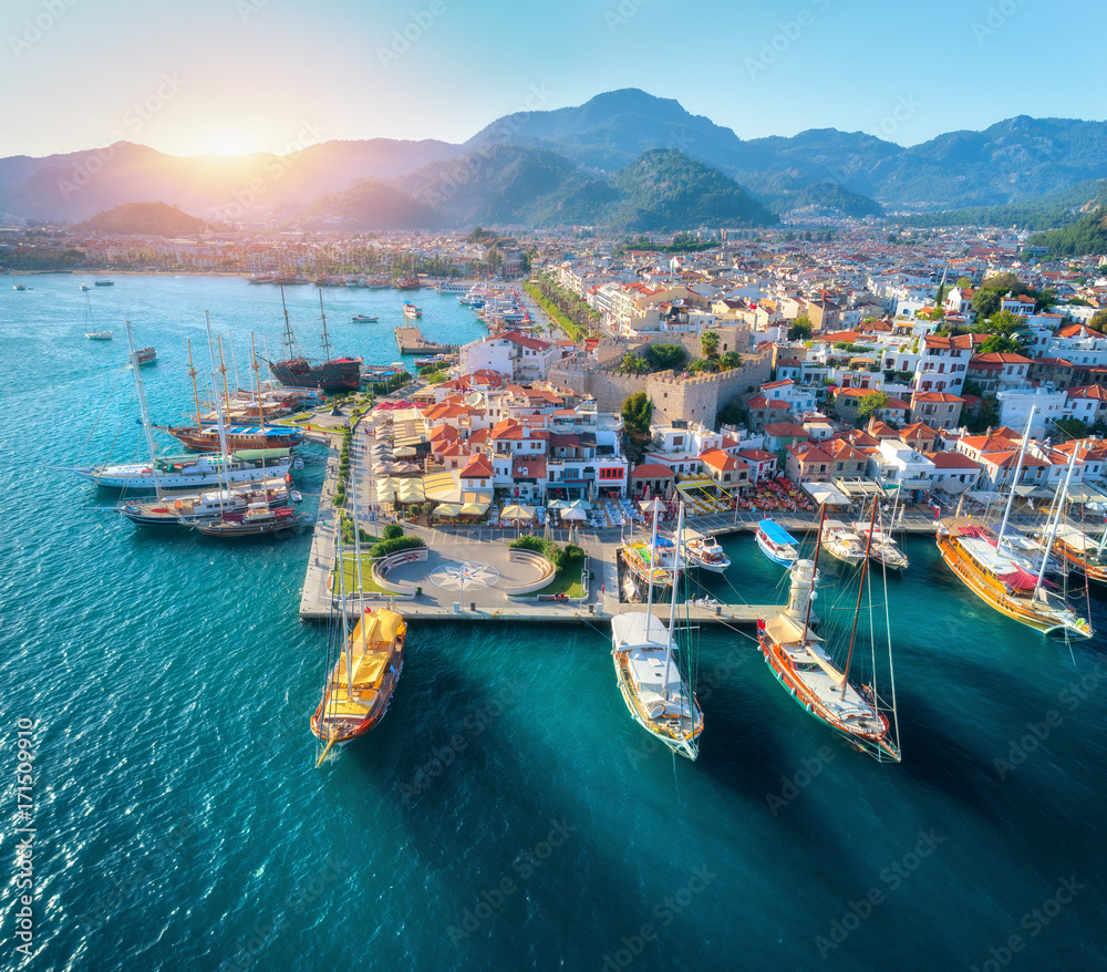 土耳其马尔马里斯日落时的船只和美丽建筑鸟瞰图。五颜六色的风景wi