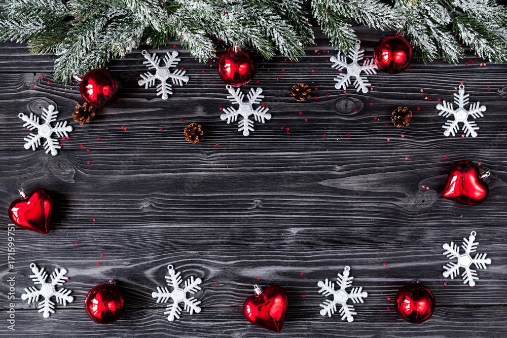 圣诞装饰品，深色木质背景上的云杉树枝