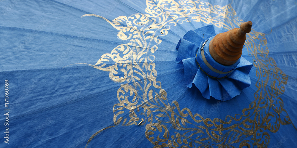银色设计的蓝色雨伞细节