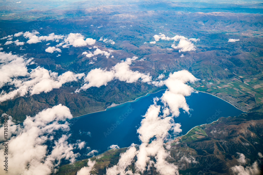 山脉和湖泊景观鸟瞰图