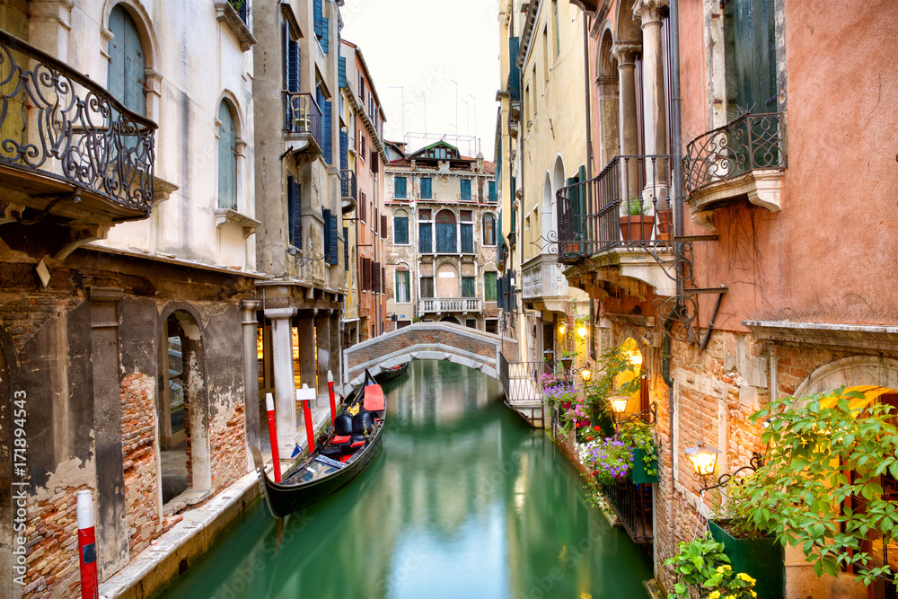 意大利威尼斯有贡多拉的传统运河街