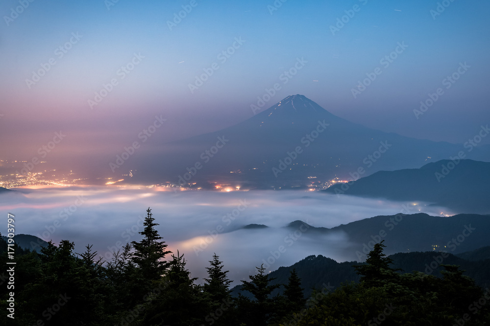 富士山，夏季河口湖上空薄雾弥漫