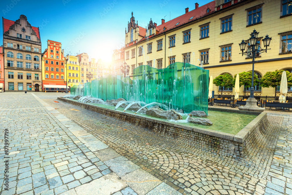 波兰弗罗茨瓦夫，广场上壮观的玻璃喷泉，有五颜六色的房子