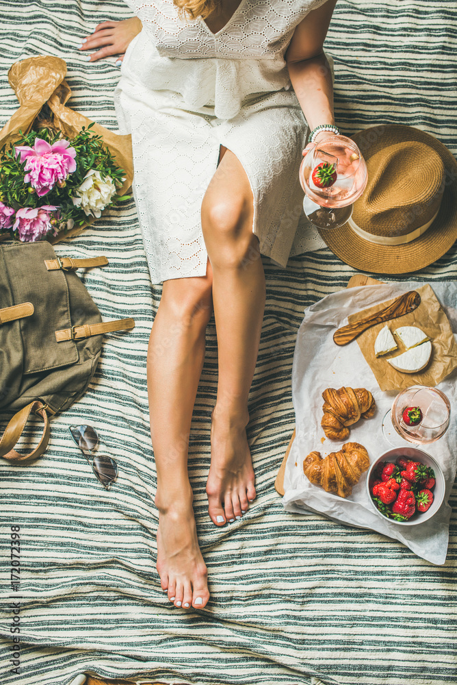 法式浪漫野餐场景。身穿白色连衣裙的女士，配一杯葡萄酒、新鲜草莓，c