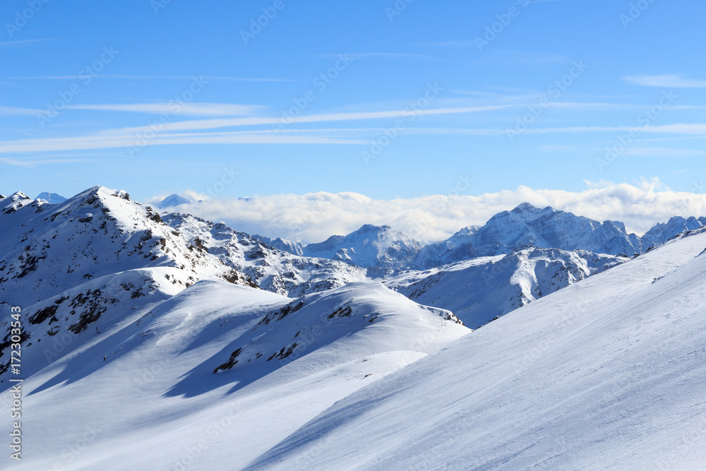 奥地利斯塔拜阿尔卑斯山冬季雪和蓝天的山脉全景