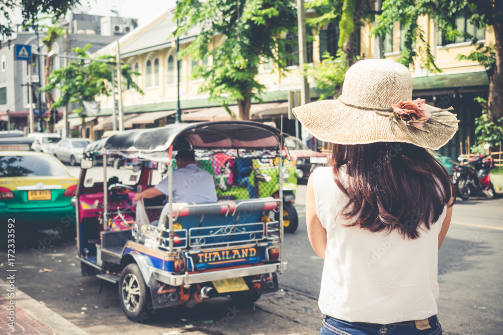亚洲旅行者在泰国拍嘟嘟车，泰国旅游概念