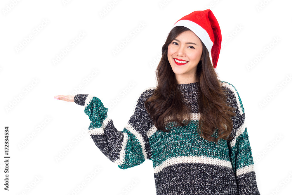 年轻快乐的亚洲女人戴着圣诞老人帽，手拿礼物——白色背景上的隔离产品