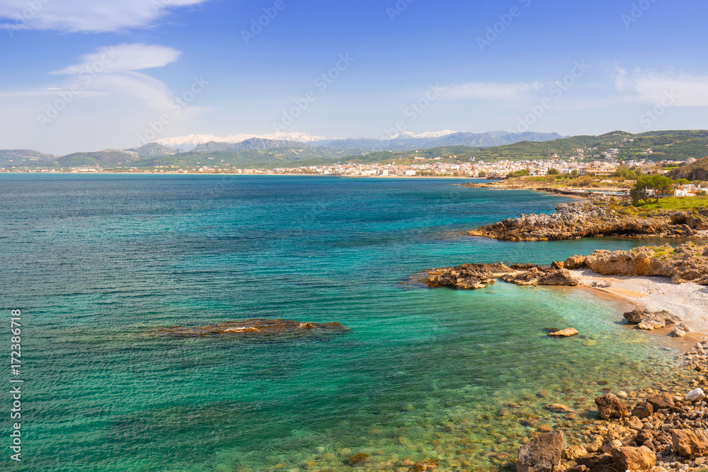 希腊克里特岛与撒马利亚山脉的Kissamos镇海岸线