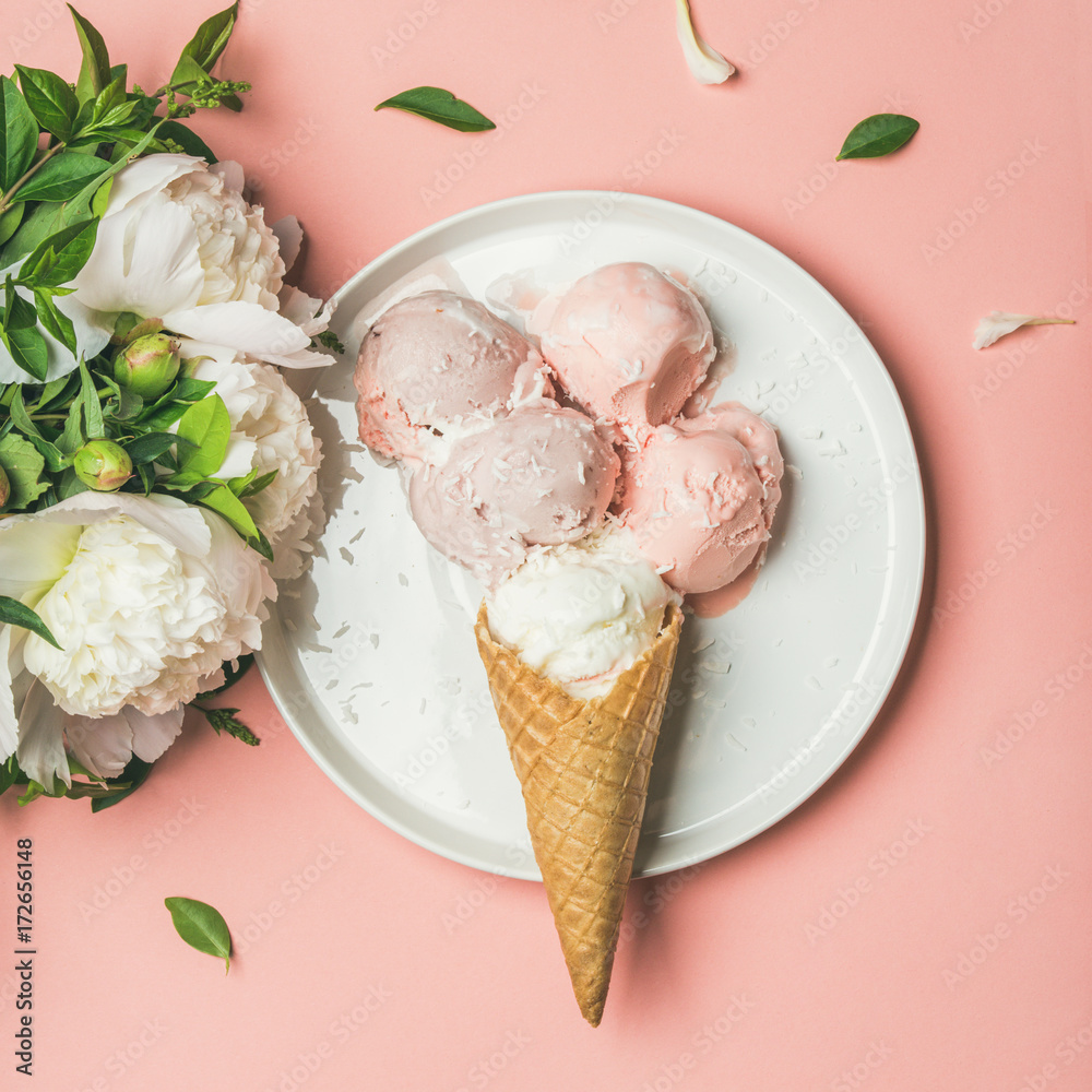 淡粉色草莓和椰子冰淇淋勺，白色盘子上的甜甜筒和白色