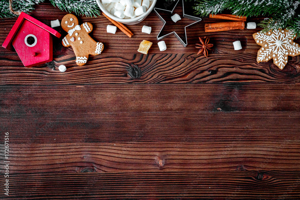 圣诞姜饼，深色木质背景上的云杉树枝