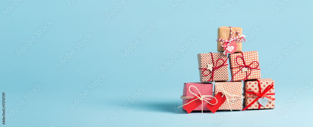 浅蓝色背景的圣诞礼品盒系列