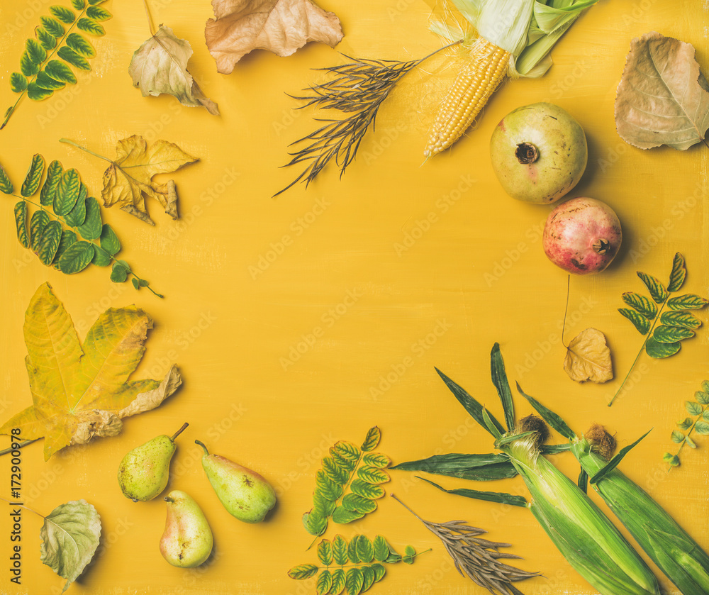 秋天的背景、质地、图案。秋天的水果、蔬菜和叶子在黄色桌子上平放