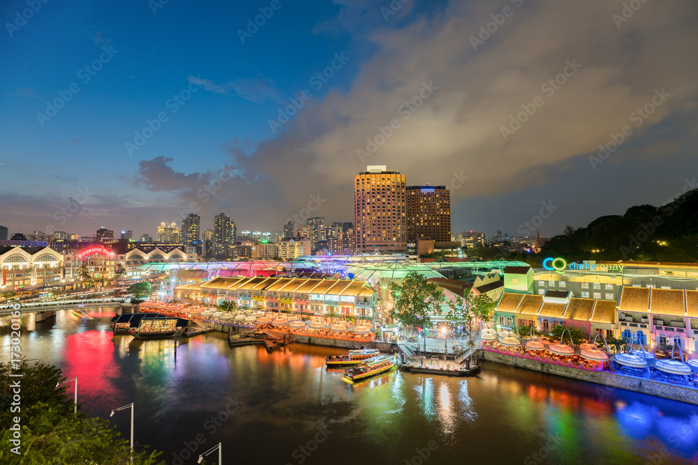 新加坡克拉克码头夜晚的彩灯建筑。克拉克码头是一座历史悠久的河畔q
