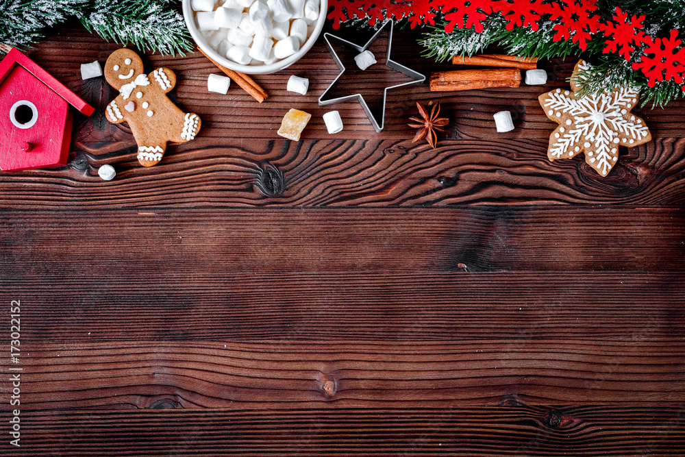 圣诞姜饼，深色木质背景上的云杉树枝