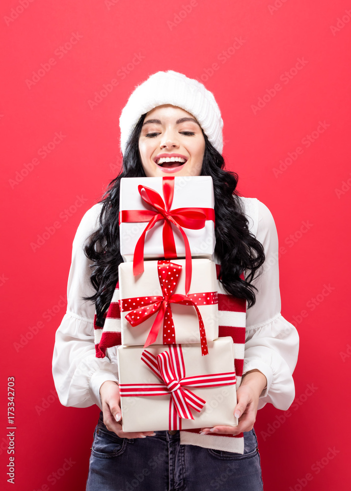 快乐的年轻女人拿着一堆礼盒
