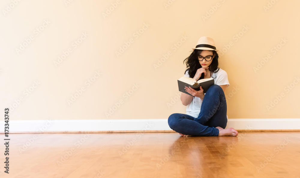 年轻女子在大房间里看书