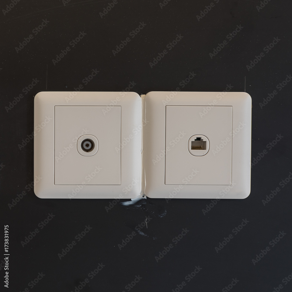 施工期间墙上的白色电气插头或插座