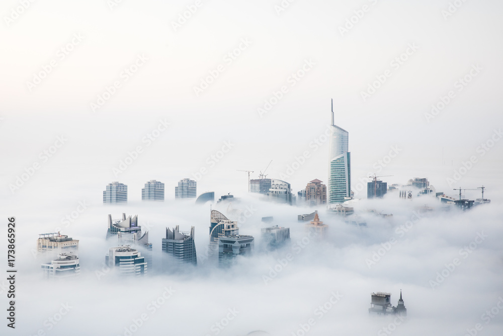 世界上最高的摩天大楼，在一个冬天的早晨被浓雾包围。阿联酋迪拜。