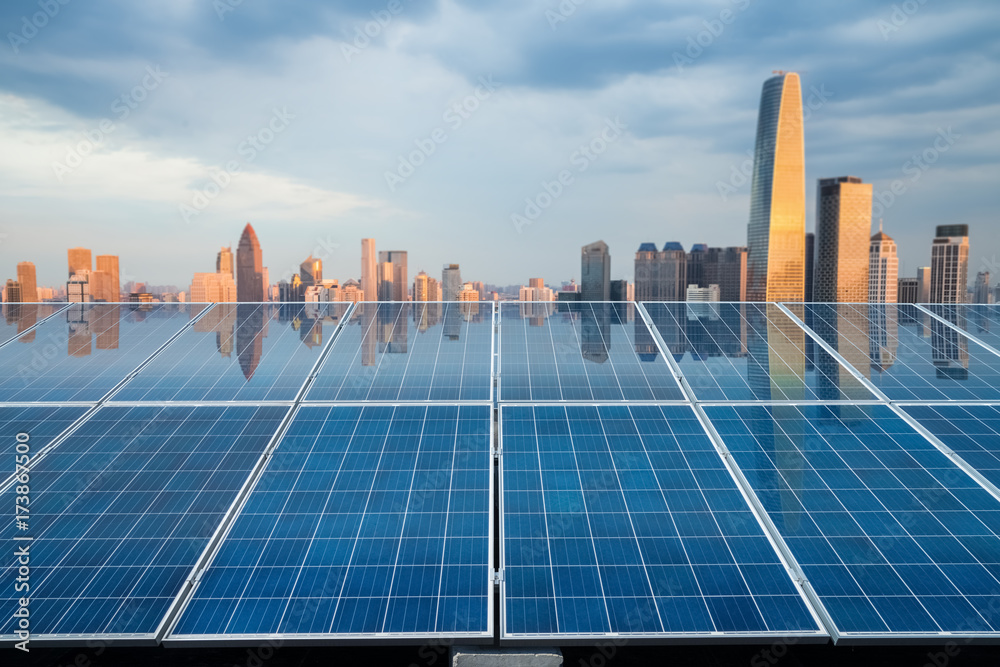 带城市微光的太阳能电池板