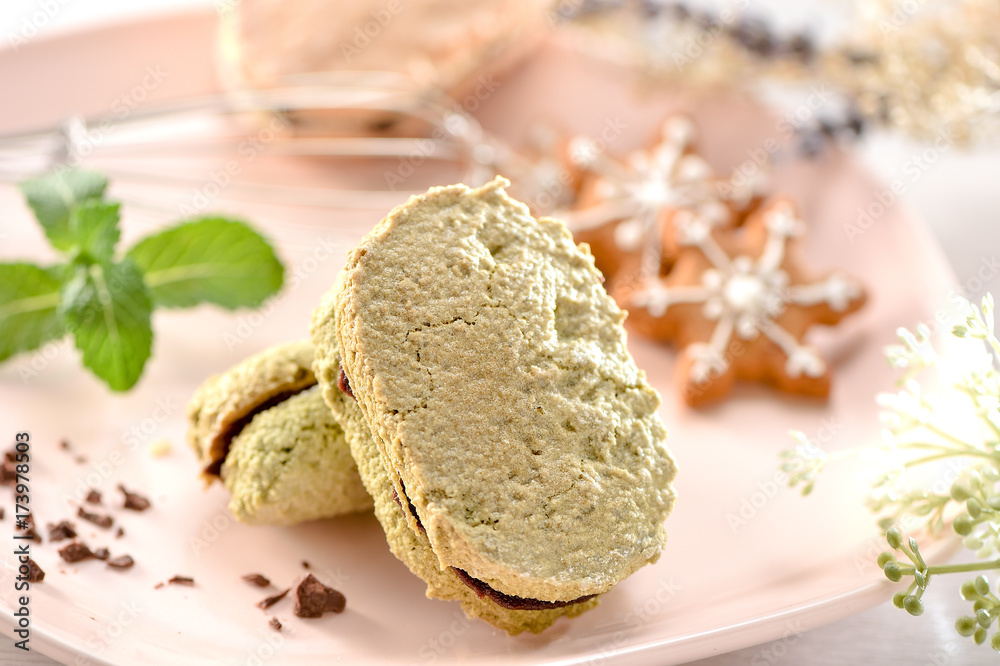 抹茶dacquoise（法语发音）是一种制作的甜点蛋糕层层杏仁和榛子