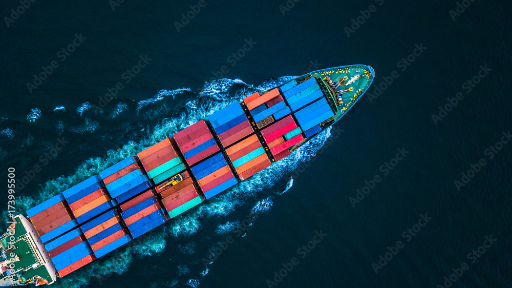 深蓝海水进出口和商业物流中的集装箱船或货船鸟瞰图。