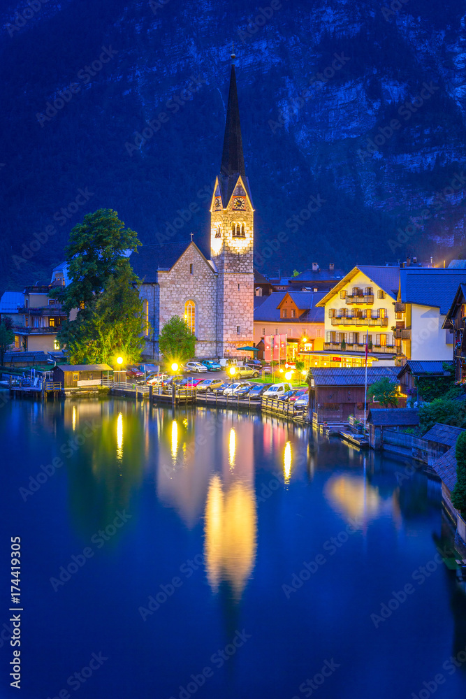 奥地利阿尔卑斯山黄昏时的哈尔斯塔特村