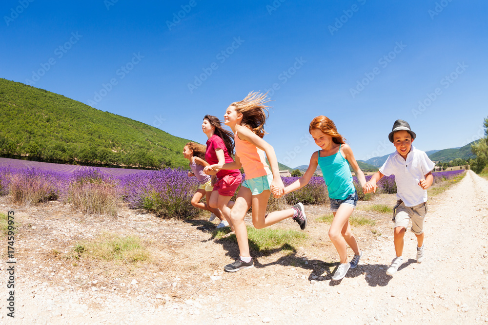 一群快乐的孩子在薰衣草地里奔跑