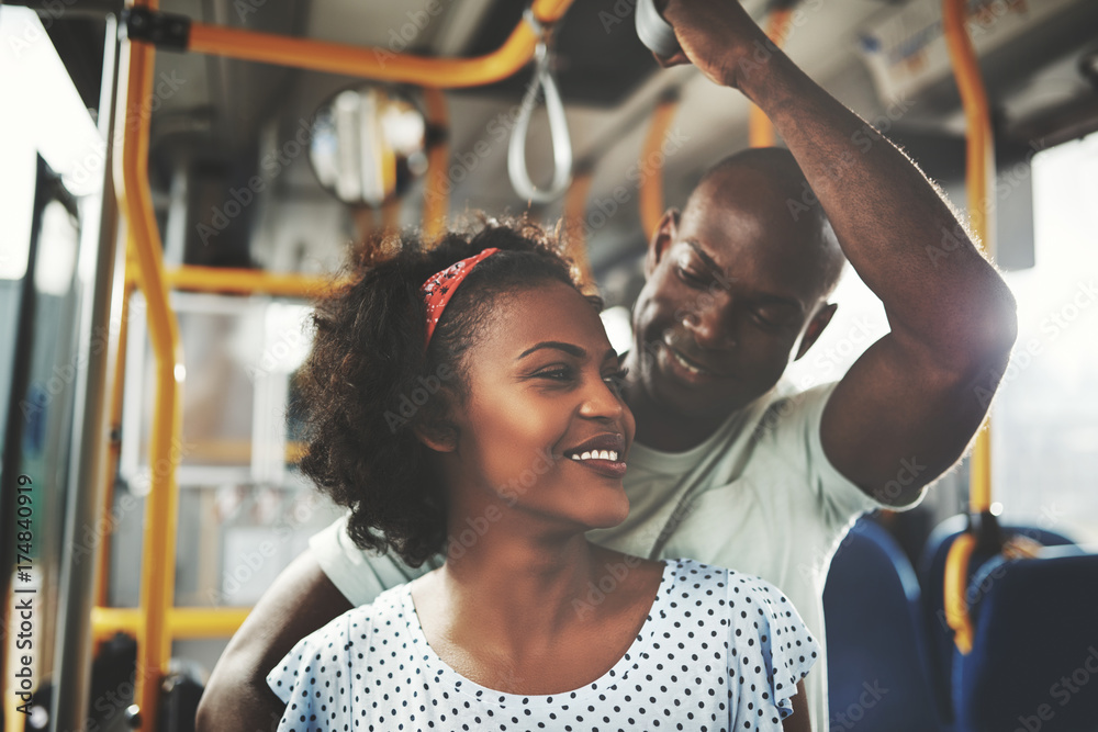 一对深情的非洲年轻夫妇一起乘坐公交车