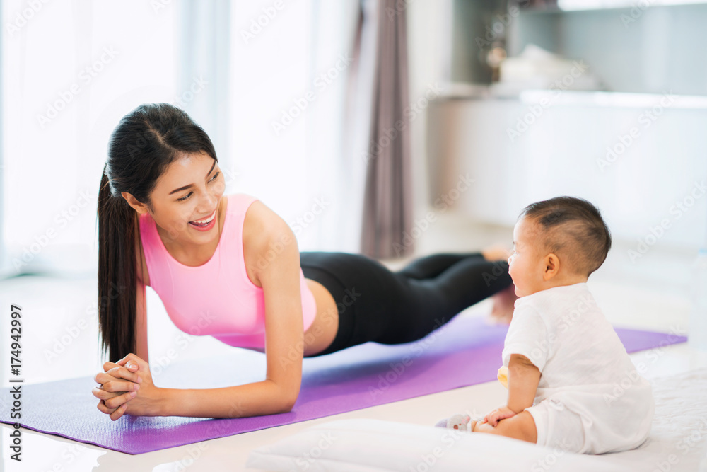亚洲妈妈健身瑜伽减肥
