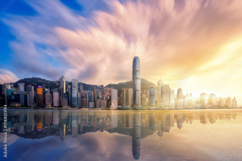 日落前的香港城与维多利亚峰