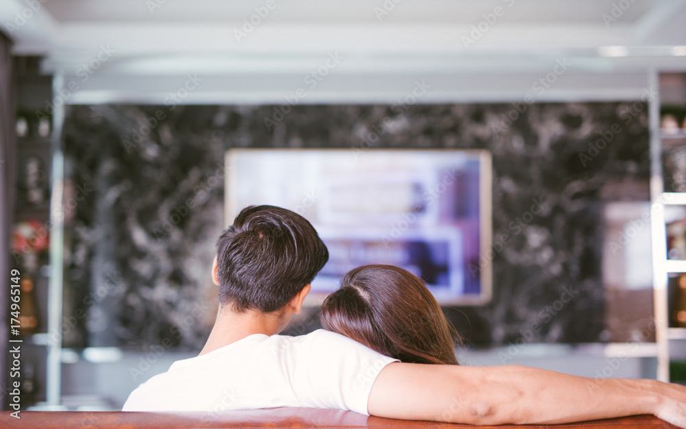 夫妻在客厅看电视的后视图
