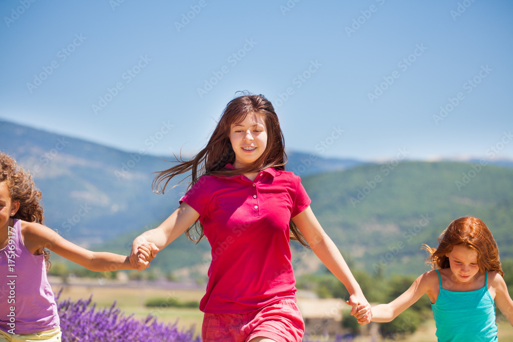 女孩和她的朋友在薰衣草地里跑步