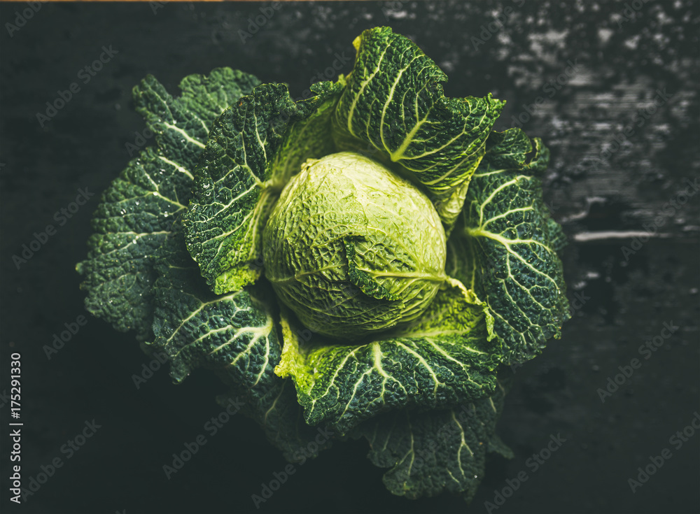 深色背景下的生新鲜绿卷心菜，俯视图，选择性聚焦，水平构图