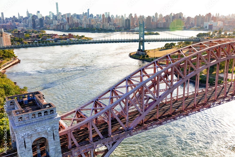 纽约市东河上地狱门大桥鸟瞰图
