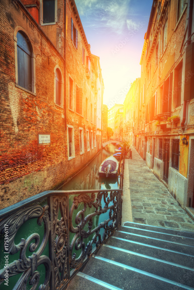 意大利威尼斯，充满绿水的运河中的历史街道