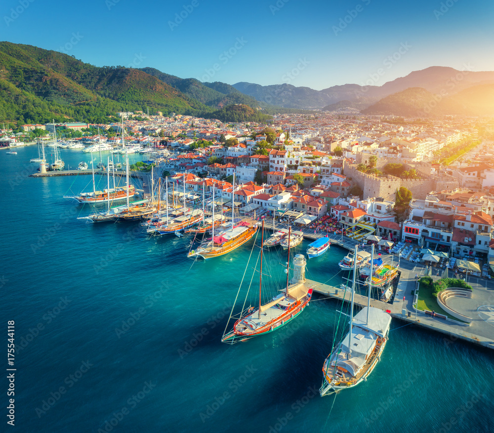 土耳其马尔马里斯日落时的船只和美丽建筑鸟瞰图。色彩缤纷的风景wi