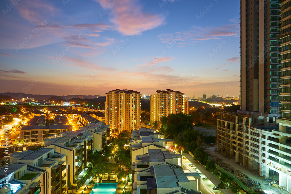 从巴生谷摩天大楼的高层公寓楼之间俯瞰吉隆坡市。