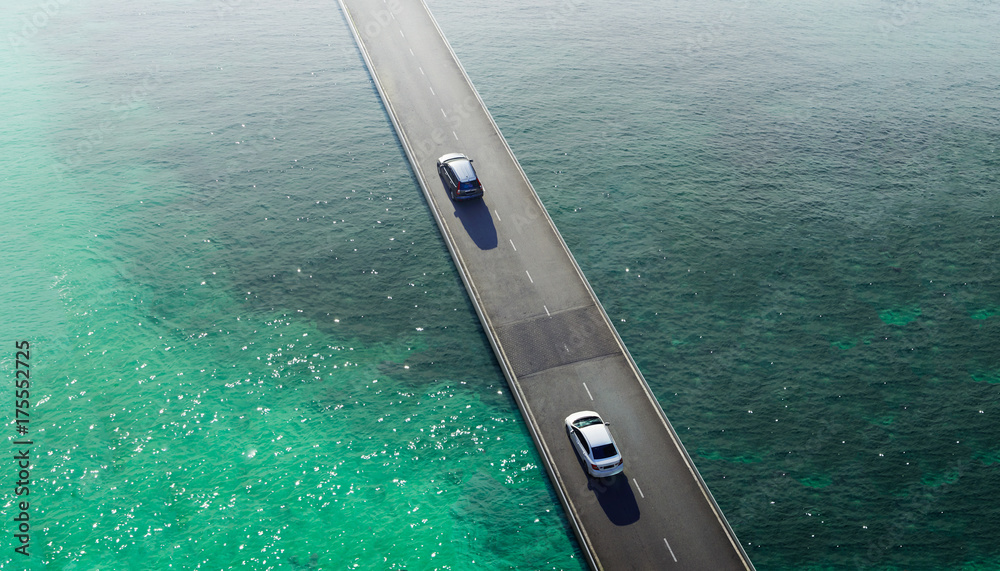 海上天桥上的两辆车的行车通道，鸟瞰图。