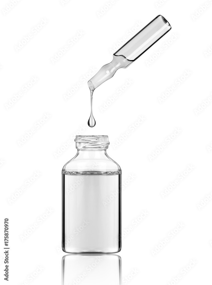 白色背景下，化妆品或医用安瓿中的水滴落入瓶子特写