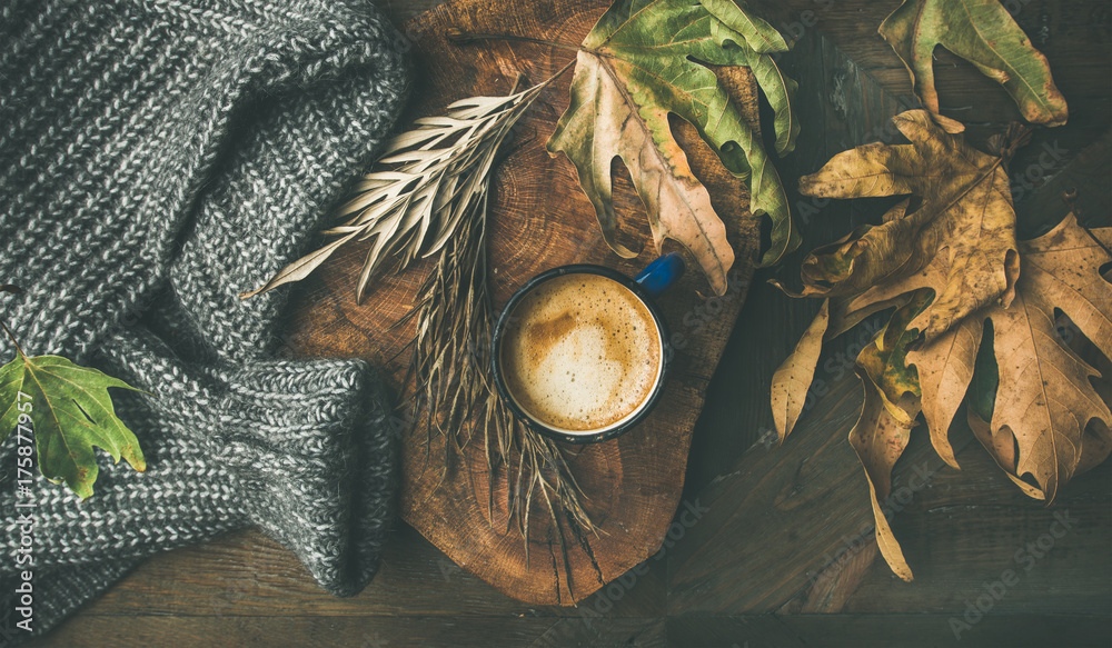 秋季或秋季早晨咖啡概念。平躺针织羊毛灰色毛衣，木托盘，马克杯